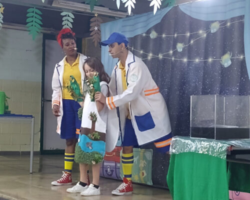 Escola Municipal Antônio Mariosa recebe peça “Reciclagem Divertida”, em Pouso Alegre